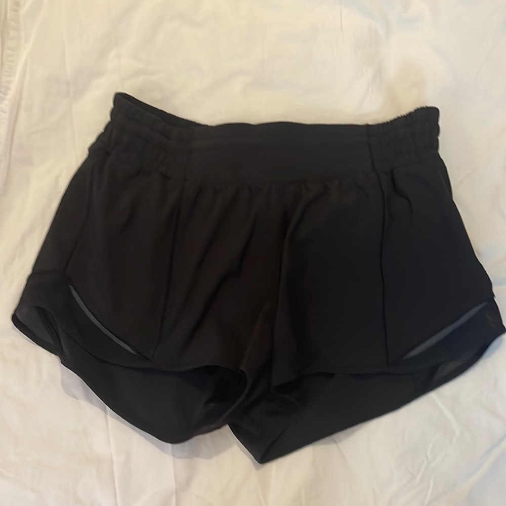 Size 8 lululemon hotty hot high rise lined short 2.5” black